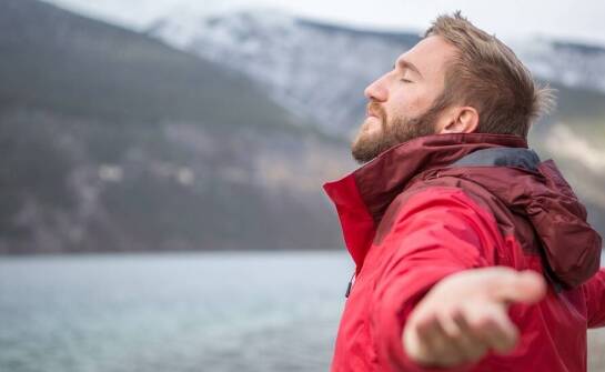 Męska kurtka sztormiak a jej rola w zapewnieniu komfortu i bezpieczeństwa na wodzie