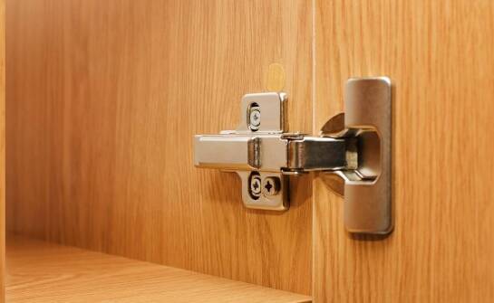 Nowoczesne rozwiązania w produkcji meblowych okuć – co warto wiedzieć?