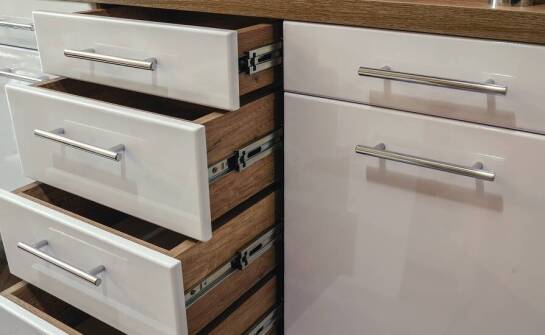 Jakie znaczenie mają technologiczne innowacje dla producentów meblowych okuć?