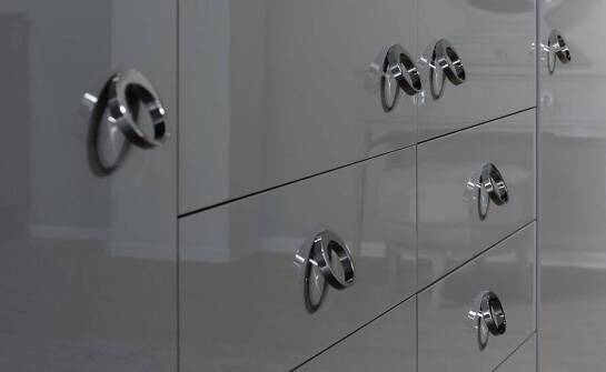 Wpływ designu meblowych okuć na estetykę wnętrz