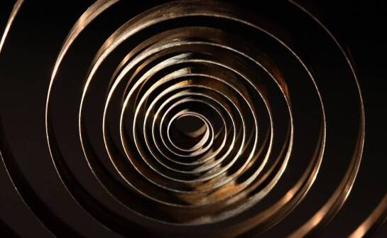 Płaskie sprężyny spiralne a ich rola w poprawie wydajności maszyn