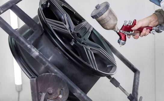 Jak wybrać najlepszą farbę do aluminiowych felg w kontekście odporności mechanicznej?