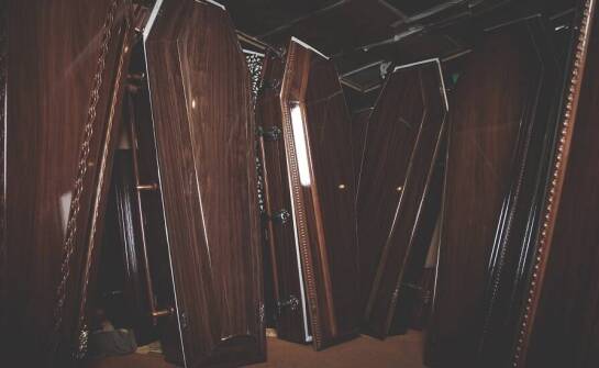 Znaczenie doradztwa przy wyborze trumien i urn w zakładach pogrzebowych w Krakowie