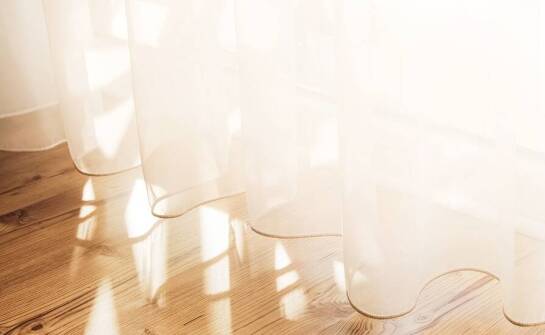 Porady dotyczące wyboru firan na wymiar dla małych przestrzeni