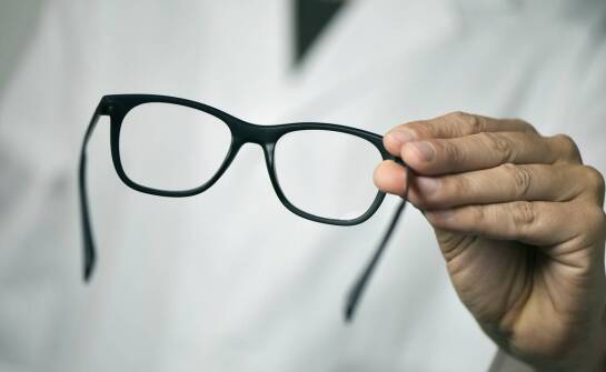 Jakie zalety posiadają progresywne okulary dla osób z różnymi wadami wzroku?