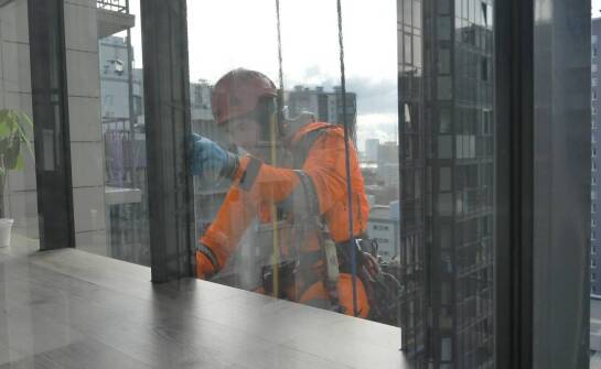 Mycie okien w biurach – dlaczego jest tak ważne dla środowiska pracy?