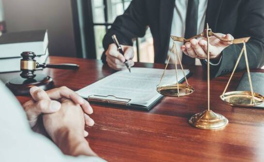 Jakie są kluczowe aspekty dochodzenia odszkodowań przy pomocy adwokata?