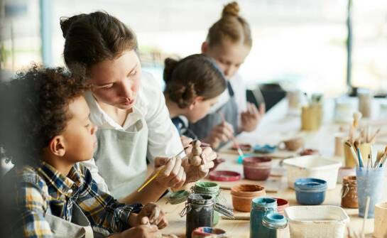 Jakie elementy powinny być uwzględnione przy planowaniu plastycznych warsztatów?