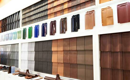 Wybór dachowych materiałów: jak zapewnić długowieczność dachu?