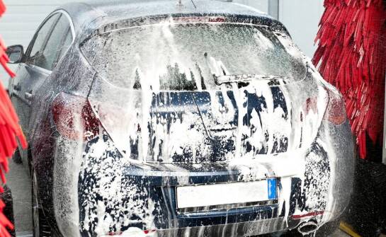Bezdotykowa myjnia a ochrona karoserii – jakie technologie są stosowane?