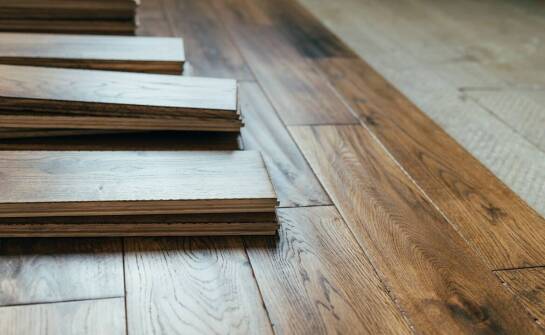 Rola producenta podłogowych desek w nowoczesnym budownictwie