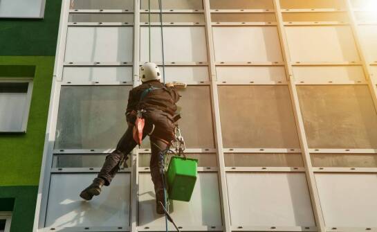 Jakie kwalifikacje powinien mieć personel do mycia okien na wysokościach?