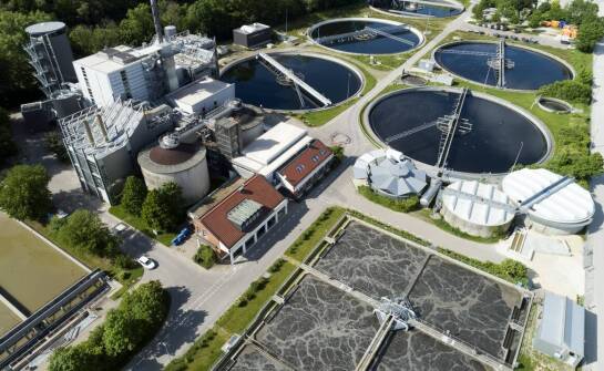 Czym charakteryzuje się przemysłowa oczyszczalnia w kontekście środowiskowym?