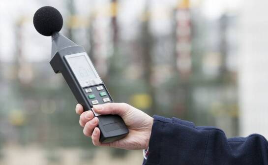 Jakie urządzenia są wykorzystywane do pomiaru hałasu?