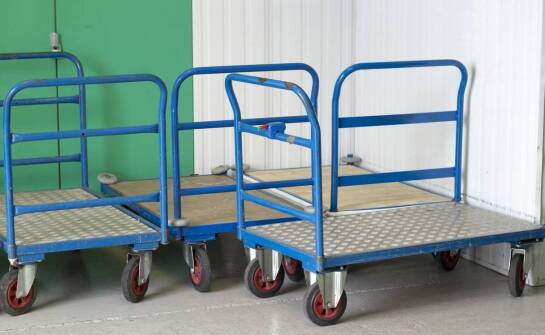 Mobilne wózki – kluczowe zalety w bliskim transporcie