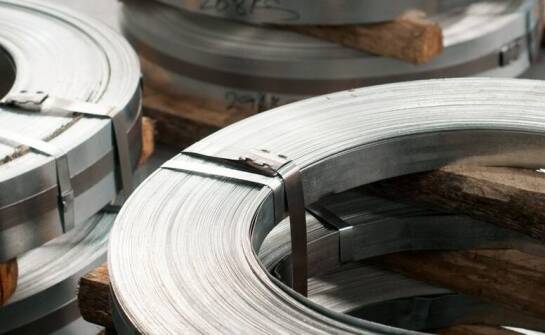 Zastosowanie stalowych taśm w przemyśle: kluczowe właściwości