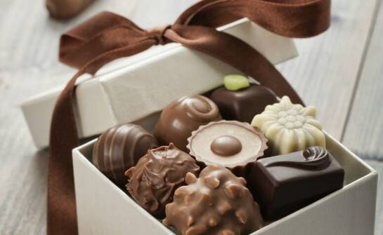Jak komponować zestawy prezentowe z czekoladkami ekskluzywnymi?