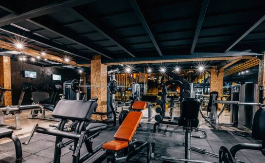 Nowoczesne rozwiązania dla miłośników fitnessu – wyciąg brama