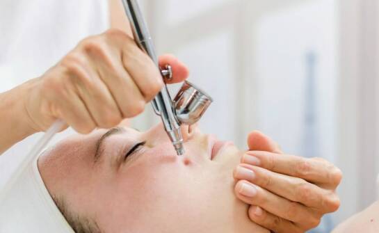 Dlaczego warto wybrać mikrodermabrazję w walce z oznakami starzenia się?