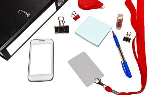 Jakie biurowe materiały warto mieć w startowym zestawie dla nowych pracowników?