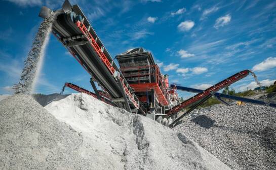 Proces przetwarzania granitu i bazaltu z użyciem nowoczesnych kruszarek.