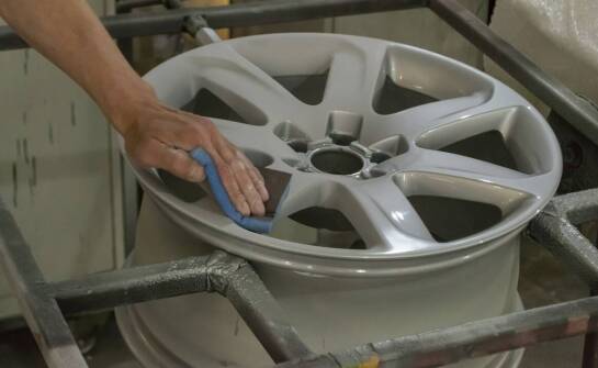 Jakie korzyści płyną z zastosowania odpornych na UV lakierów dla felg?