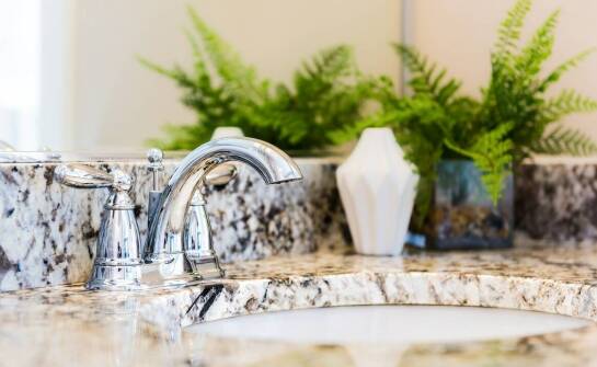 Kwarcowe konglomeraty w nowoczesnych projektach łazienkowych