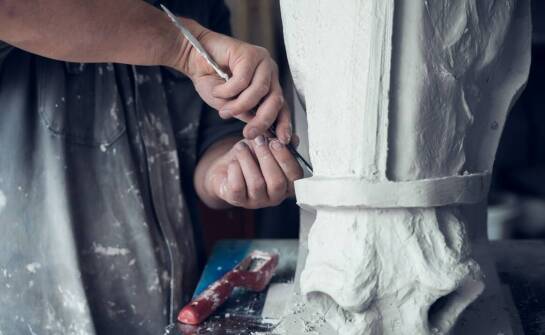 Jakie są zalety stosowania modelarskiego gipsu w rzeźbiarstwie?