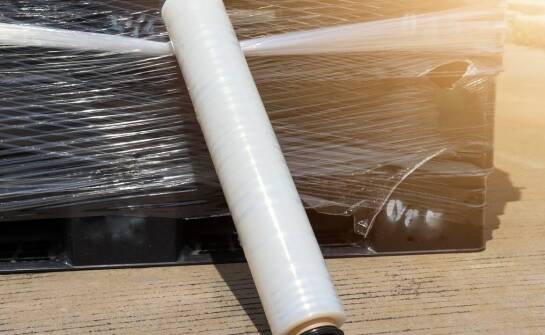 Rola folii stretch w ochronie towarów przed zewnętrznymi czynnikami