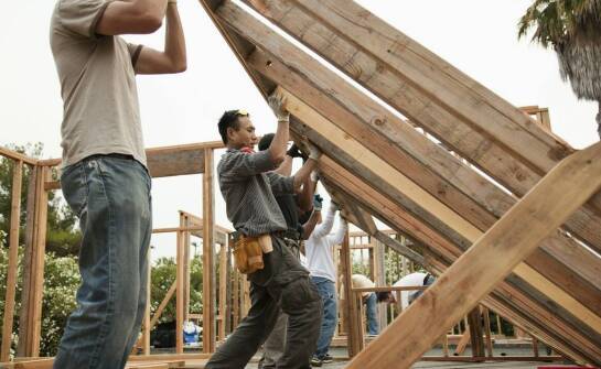 Jak proces prefabrykacji wpływa na jakość drewnianych konstrukcji dachowych?