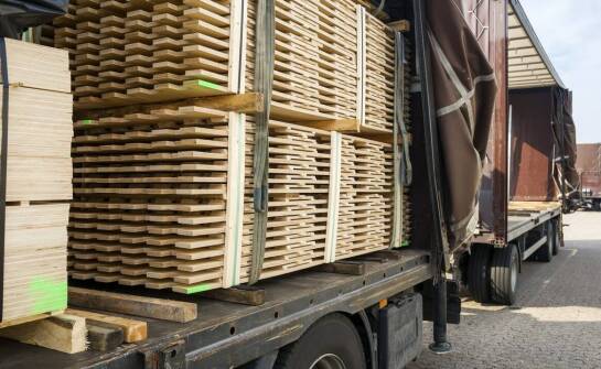 Zalety transportu impregnowanego drewna na plac budowy