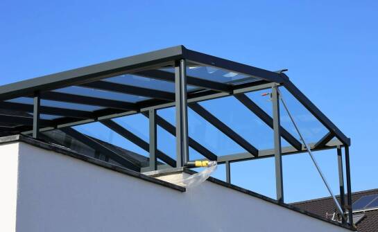 Zadaszenie balkonu w bloku jako element zwiększający prywatność dla mieszkańców