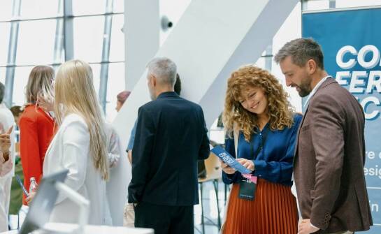 Jakie są zalety organizacji konferencji w hotelach z dużą przestrzenią do wystaw?