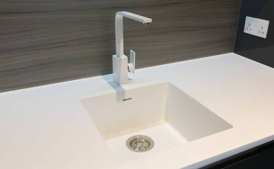 Zastosowanie wygłuszenia zlewozmywaka w nowoczesnych kuchniach.