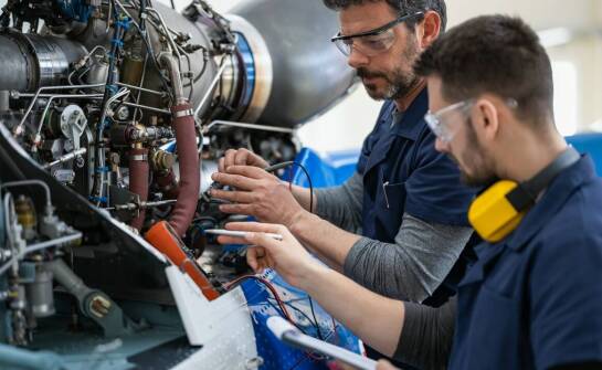 Jak kompleksowy serwis wpływa na długowieczność silników marki Caterpillar?