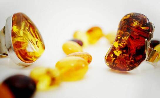 Mleczny bursztyn w pierścionkach – jak wpływa na ich unikalność?