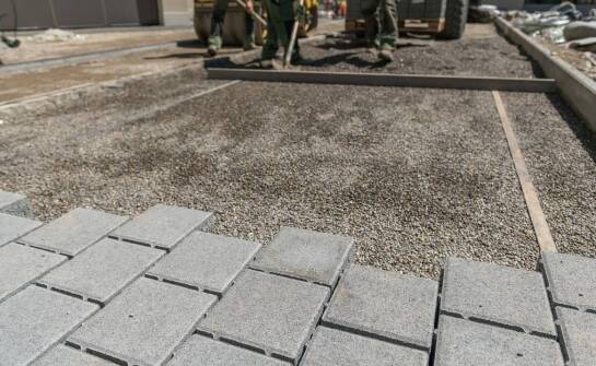 Jakie technologie wspierają budowę indywidualnych zjazdów do posesji?