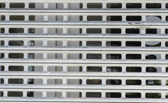 Ryflowana blacha w konstrukcji schodów – praktyczność i estetyka