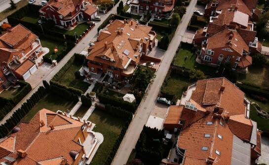 Domy na sprzedaż: Czego szukać przy wyborze lokalizacji?