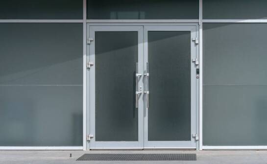 Jak flutes szkło wpływa na estetykę industrialnych drzwi?