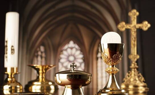 Jakie materiały są najczęściej używane do produkcji liturgicznych ampułek?