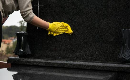 Najważniejsze aspekty konserwacji pomnika z granitu na grobowcu