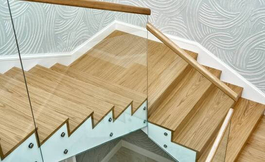 Drewniane wewnętrzne balustrady jako inwestycja w styl i bezpieczeństwo domu