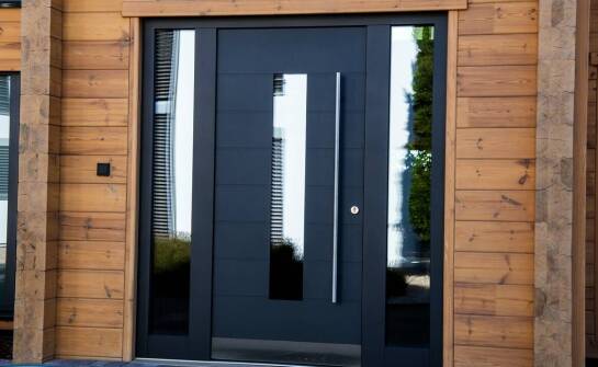 Jakie są najważniejsze cechy stylowych drewnianych drzwi zewnętrznych?
