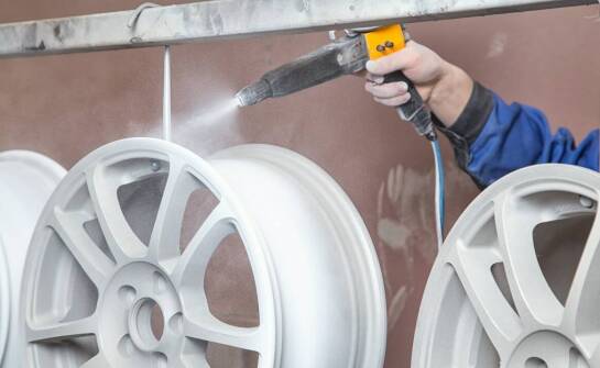 Proces piaskowania jako metoda przygotowania felg do lakierowania.