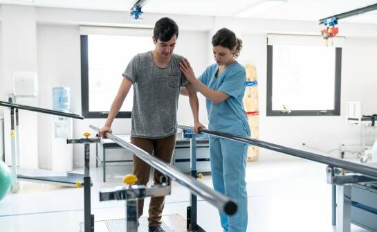 Jakie terapeutyczne metody wspierają leczenie urazów kręgosłupa?