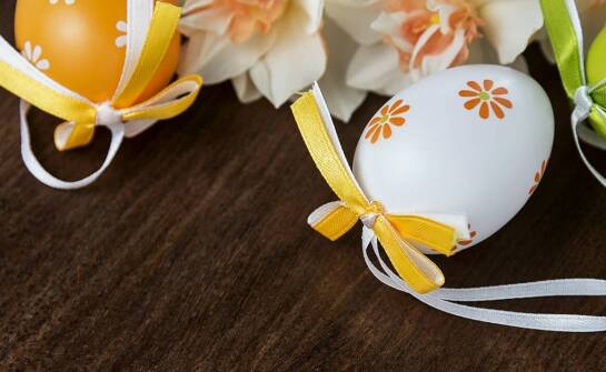 Satynowa wstążka 20 cm – inspiracje na wielkanocne dekoracje