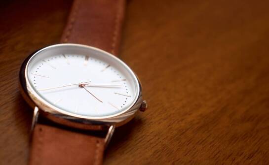 Elegancja naturalnych surowców: dlaczego warto wybrać zegarek drewniany?