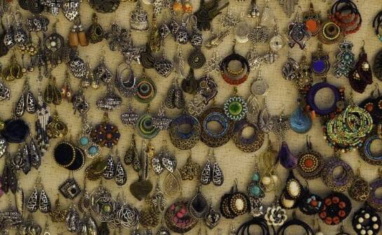 Różnorodność wzorów koralikowej biżuterii: od klasyki po nowoczesność