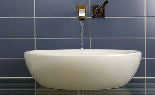 Wybór odpowiedniego rozmiaru kamiennej umywalki do małej łazienki